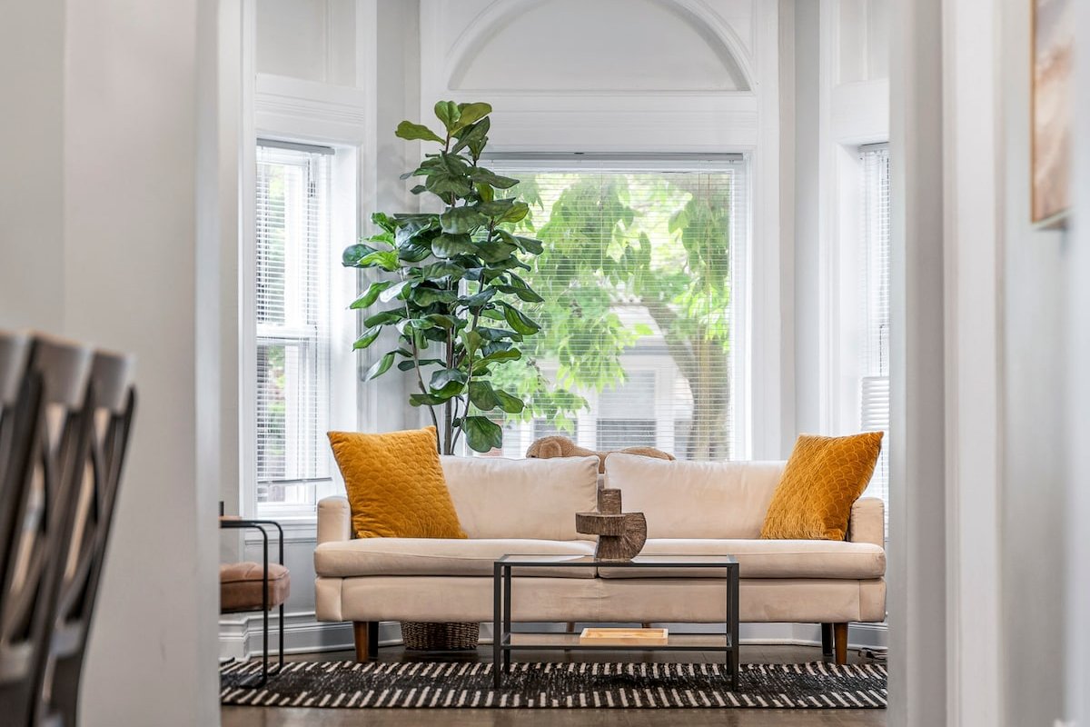 Lakeview Lux | 20min to Wrigley | Free Parking gallery image 5