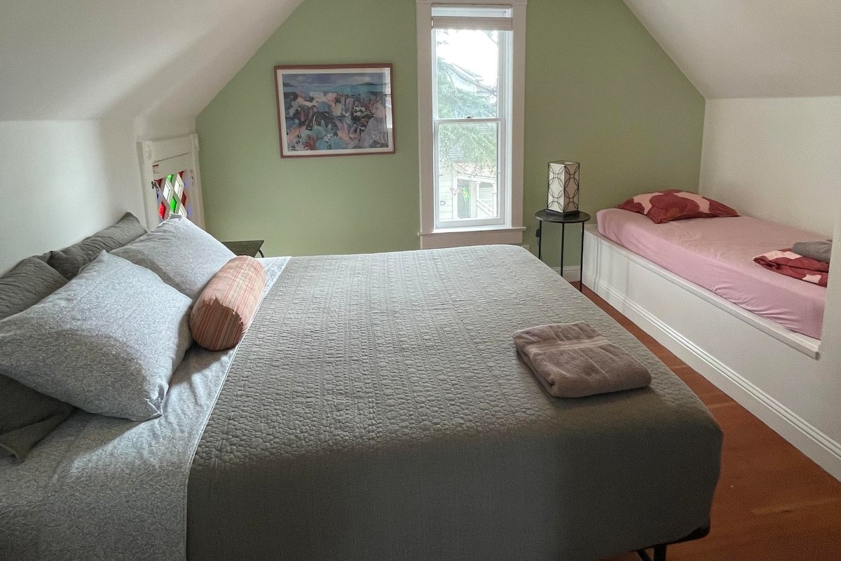 Spacious 4 BR Cottage Near The Beach – 3 Min Walk gallery image 3