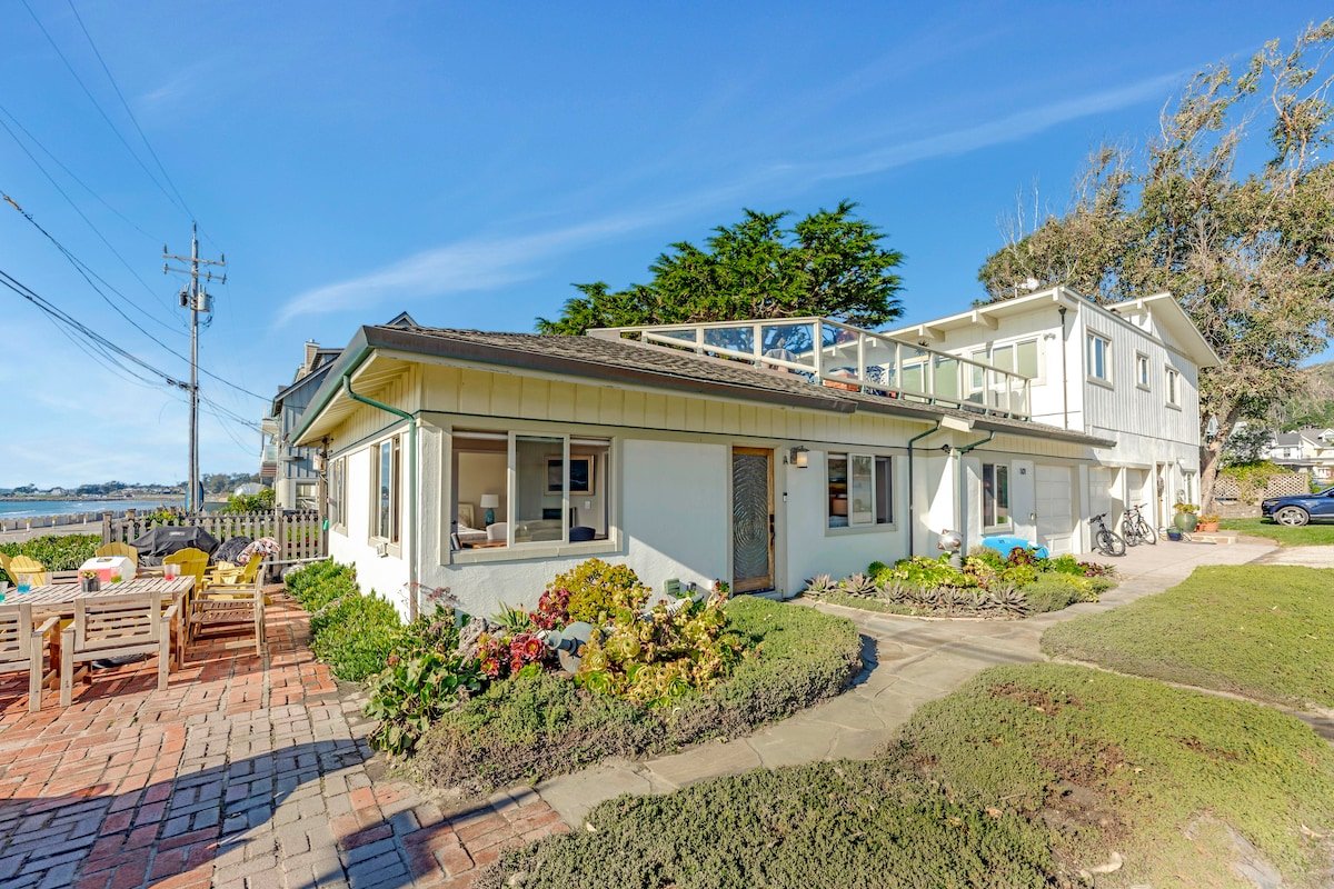 OcEaNfRoNt Retreat with Breathtaking Ocean Views gallery image 3