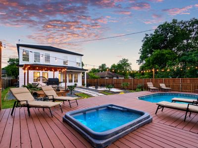 Spacious Dallas Home- Big Backyard, Jacuzzi & Pool