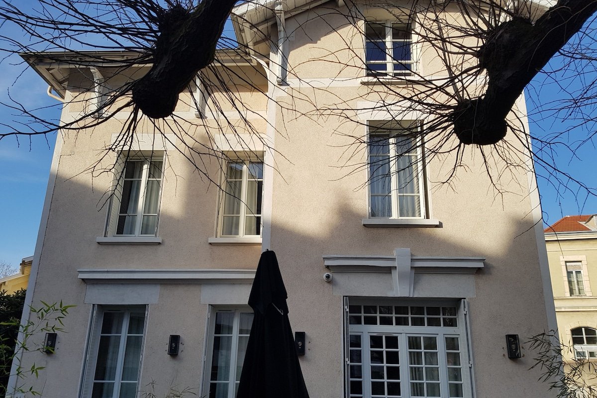 Lyon 4e Croix Rousse/ Maison-jardin 6/8 voyageurs gallery image 4