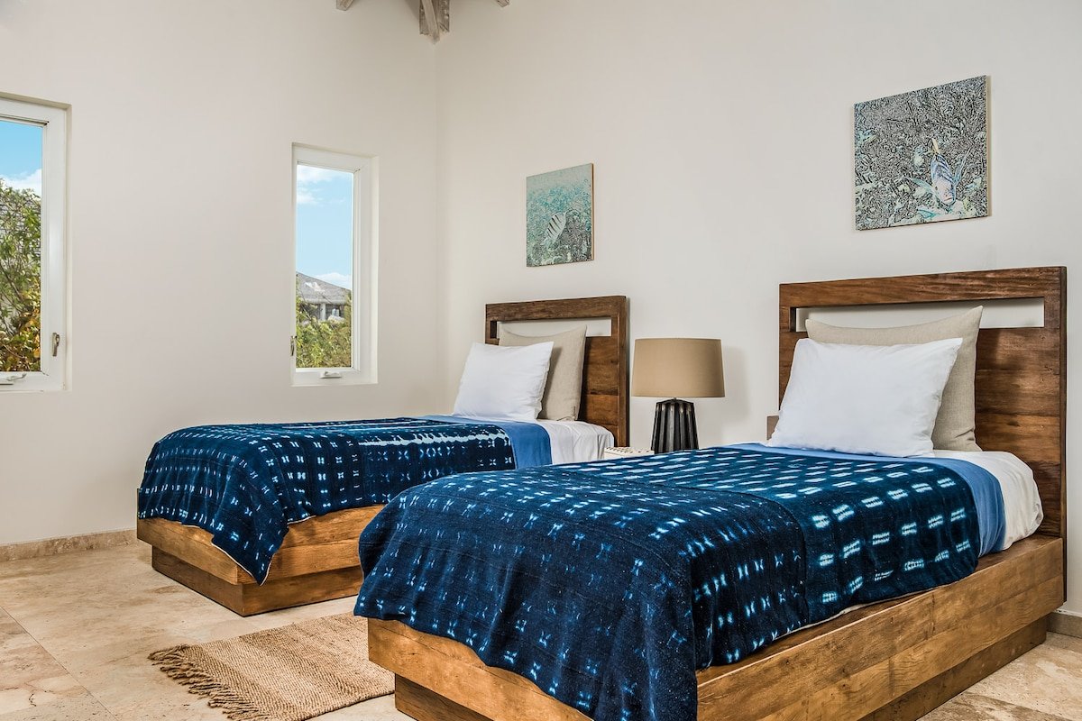 Three Bedroom Beachfront Villa gallery image 4