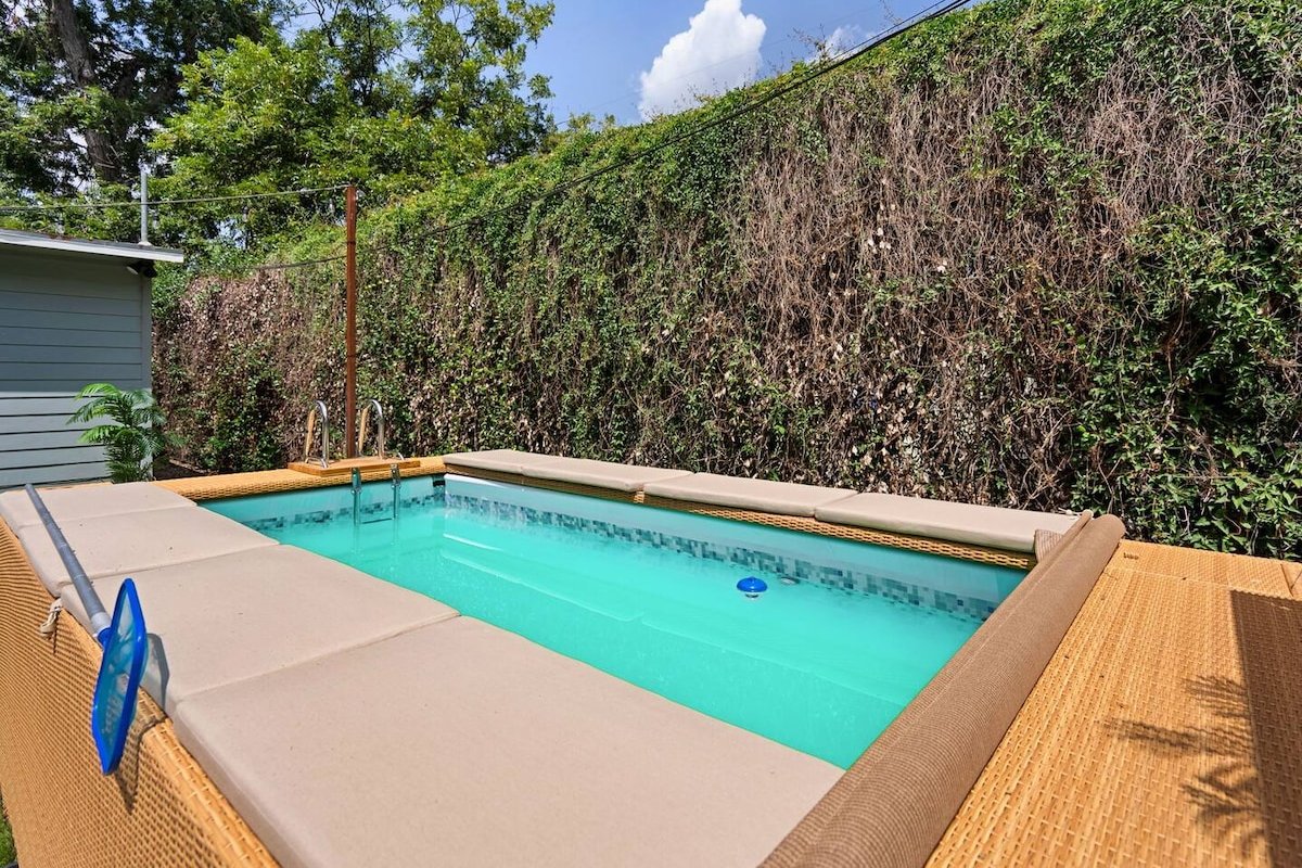 Downtown Austin Hangout with Pool – walk to Rainey gallery image 2