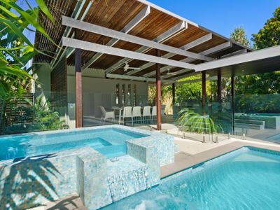 Witta Circle – Walk to Hastings St & Noosa Beach