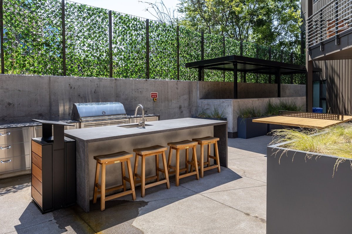 Blocks from Broadway/King Beds/Steps from Pool gallery image 5