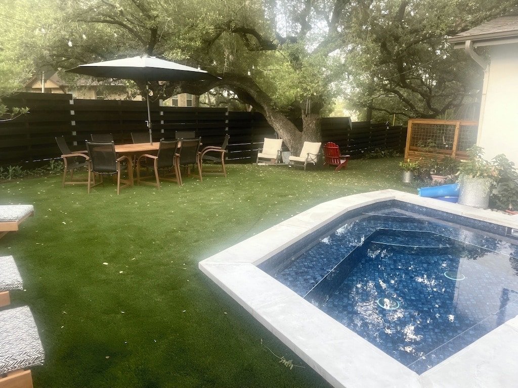 Unique DOWNTOWN SoCo Austin Jewel!! gallery image 3