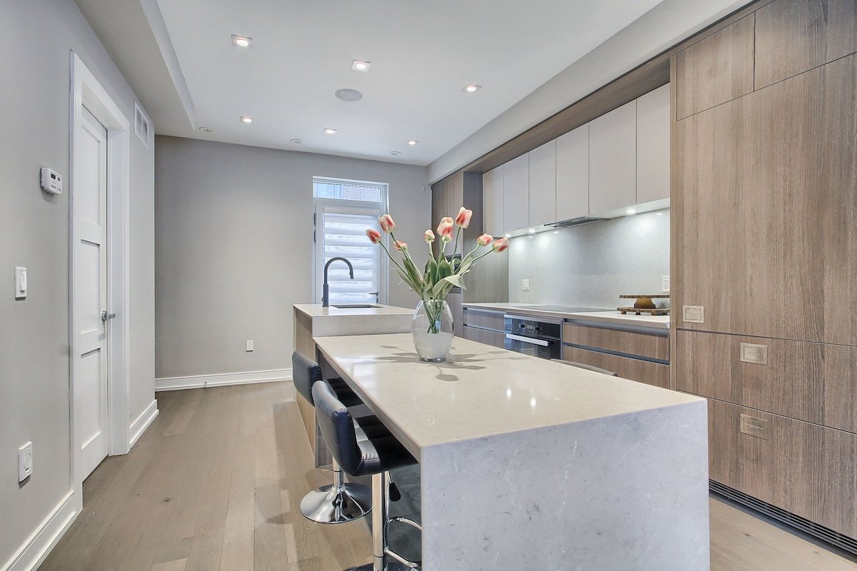 4 Bedroom Downtown Home Toronto gallery image 4