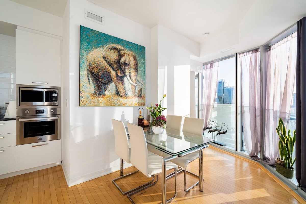 56th Fr DT Toronto, 2 Br/Ba, 5 Mins walk CN tower gallery image 4