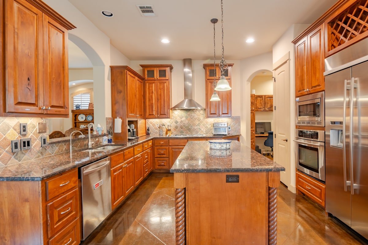 Pool/Spa, Pet friendly, Downstairs Master gallery image 5