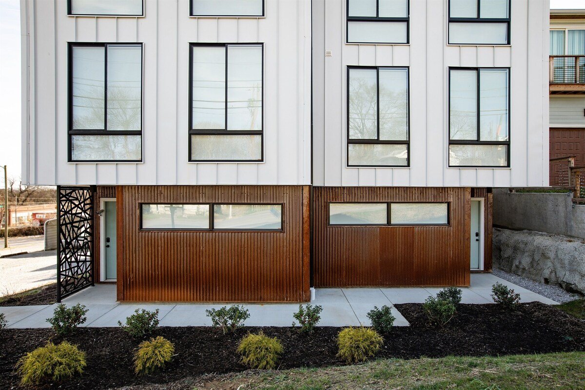 2 Homes – 8 Bedrooms – Sleeps 24! Rooftop Views! gallery image 4