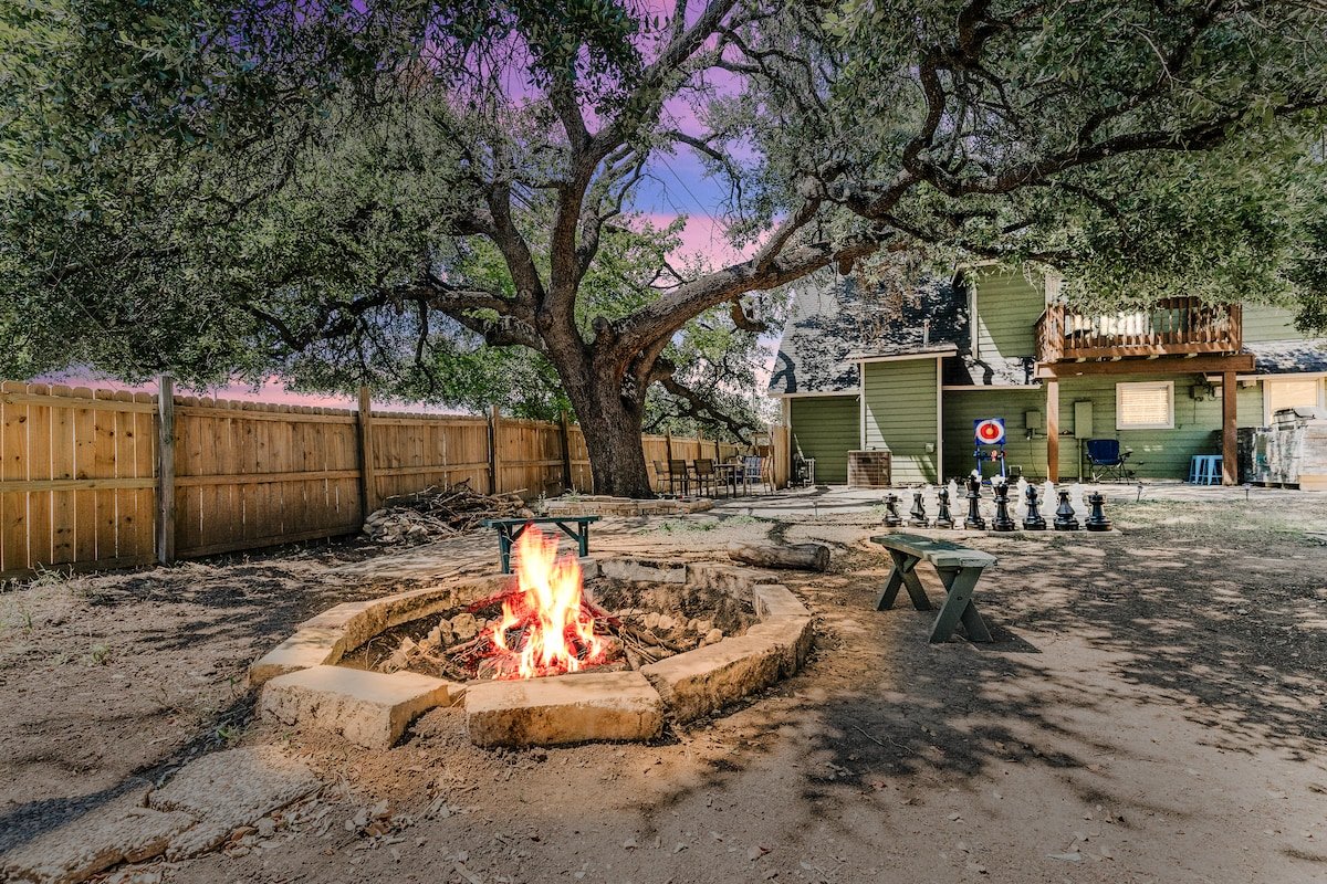 Sleeps 20+ Hot Tub-King Beds-Gym-BBQ-Fire Pit-TVs gallery image 4