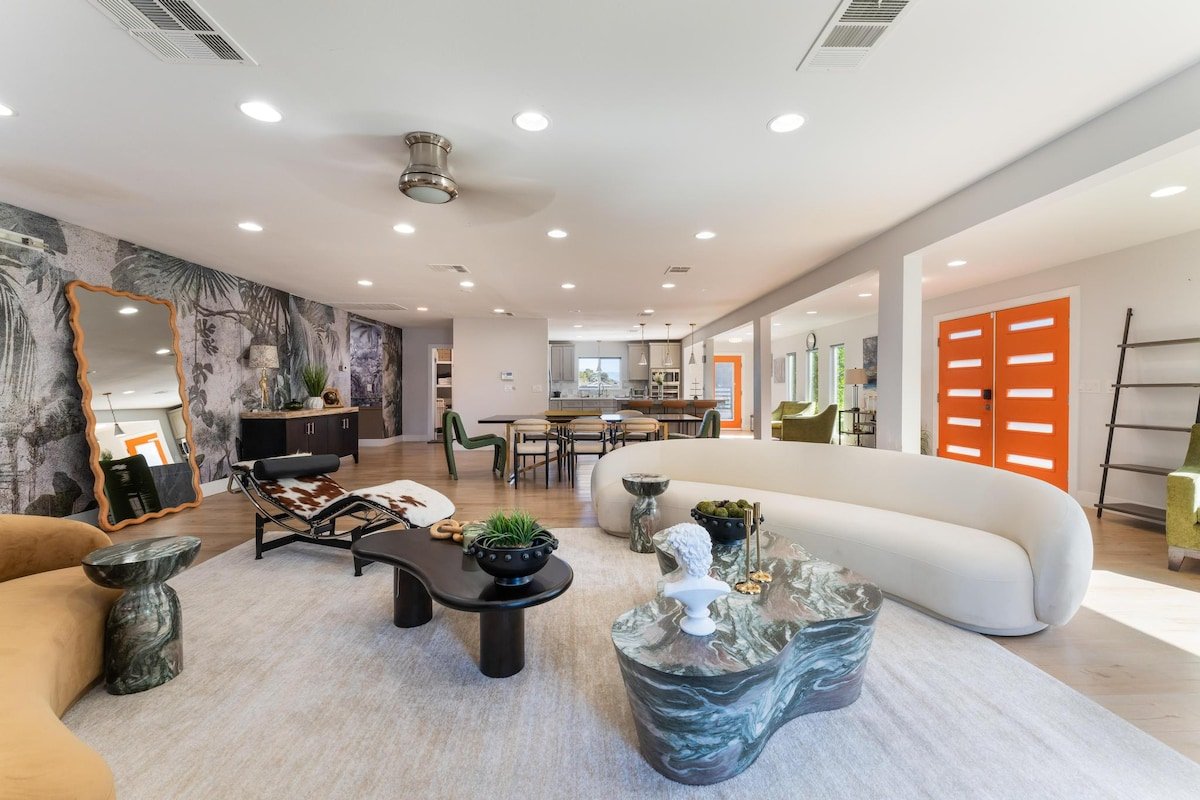 ❤️Luxury Villa 4BRx4BA w/pool 10 mins from strip❤️ gallery image 4