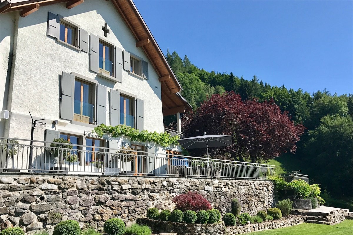 Luxury 4-bed house with stunning views! gallery image 2