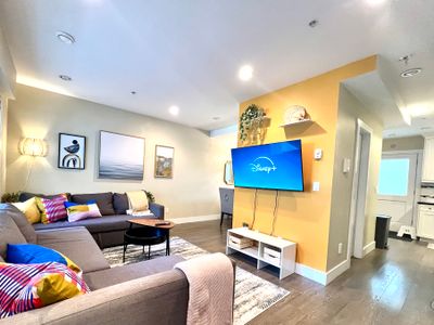 Spacious 4BR Townhouse in East Van | King Bed