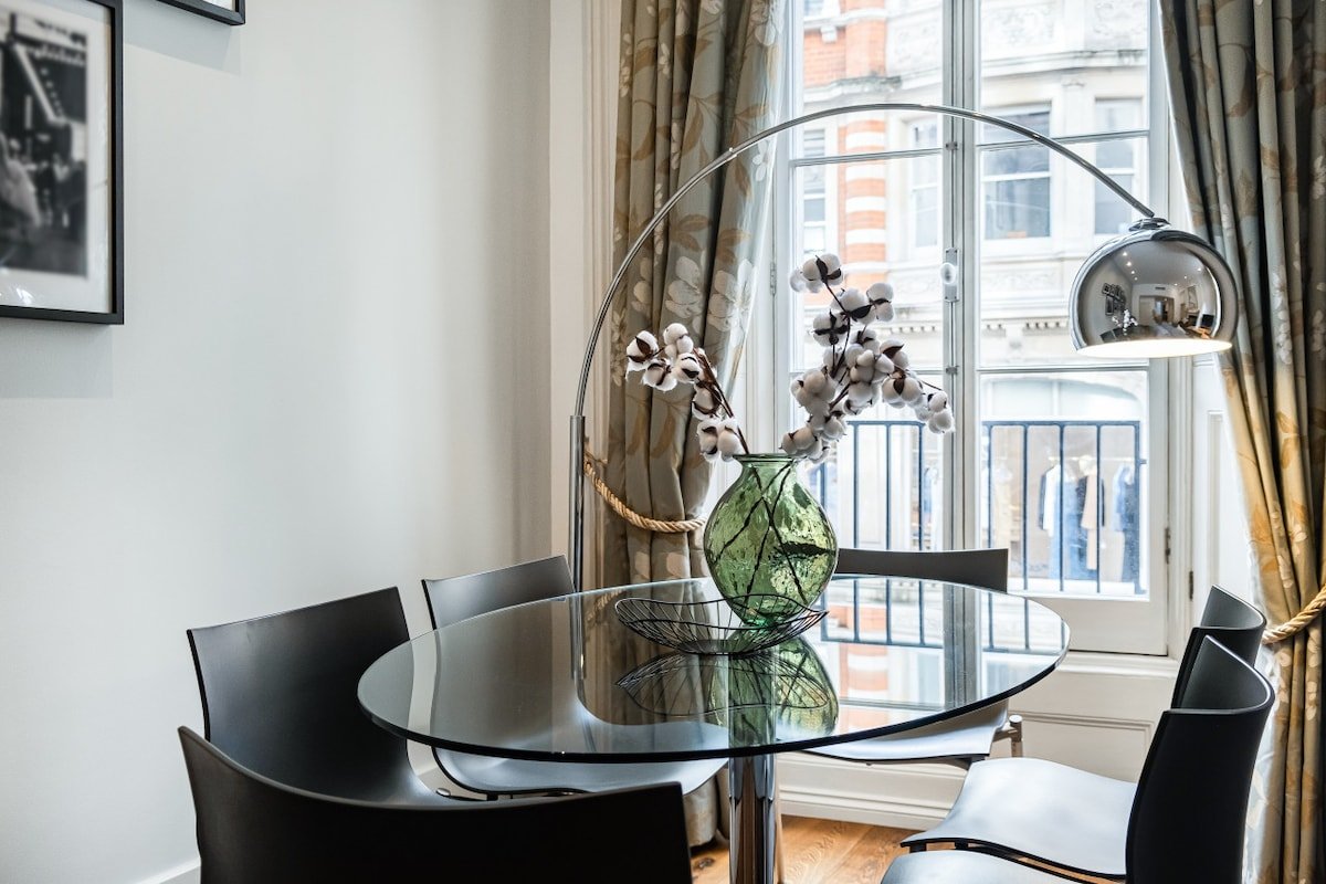 Mayfair Gem: Elegant Two Bedroom Hideaway gallery image 2