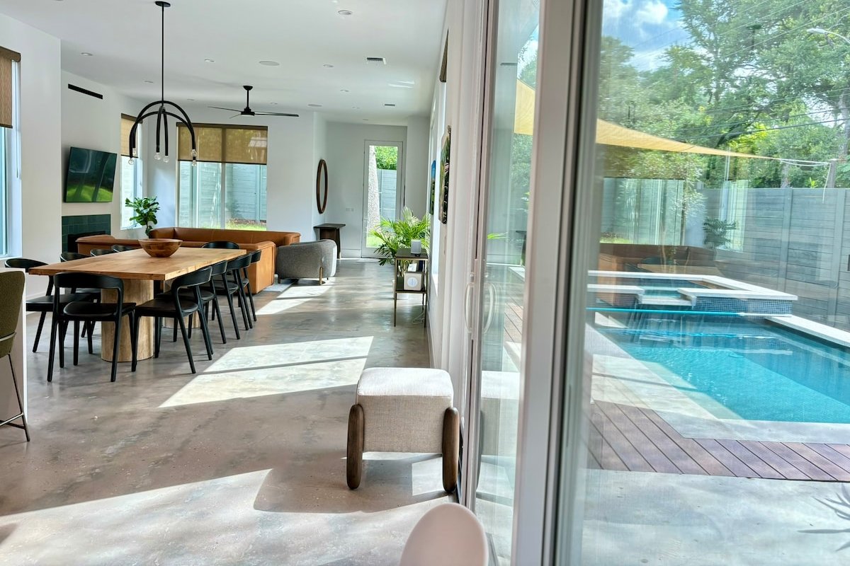 Downtown 6 bedroom house with pool. Walk to ACL gallery image 2