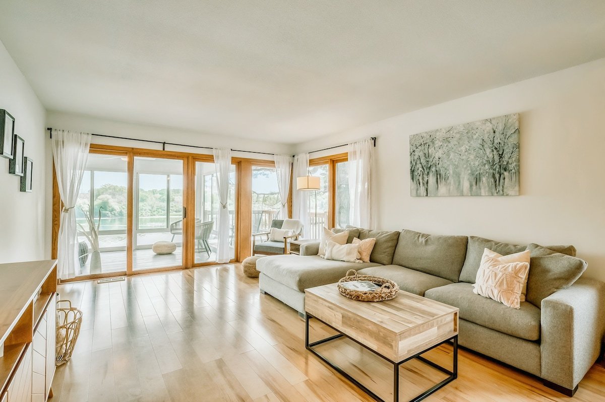 Cozy Lakefront Cottage • Medicine Lake gallery image 3