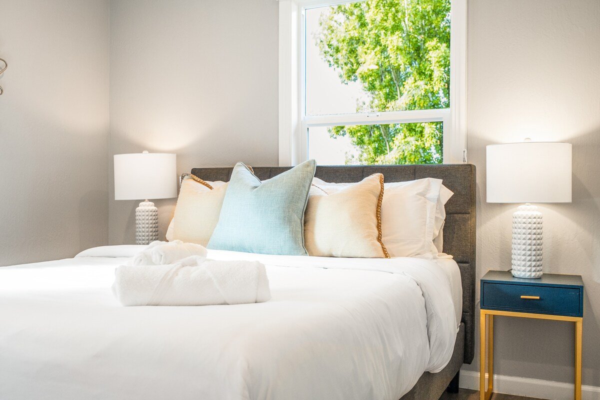 Elegant 4BR Lux Home | Jetted Tub + Town Center gallery image 4