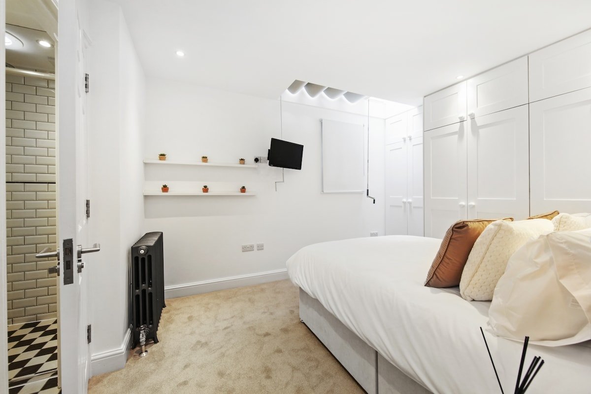 A hidden gem situated as central as it gets ! gallery image 5