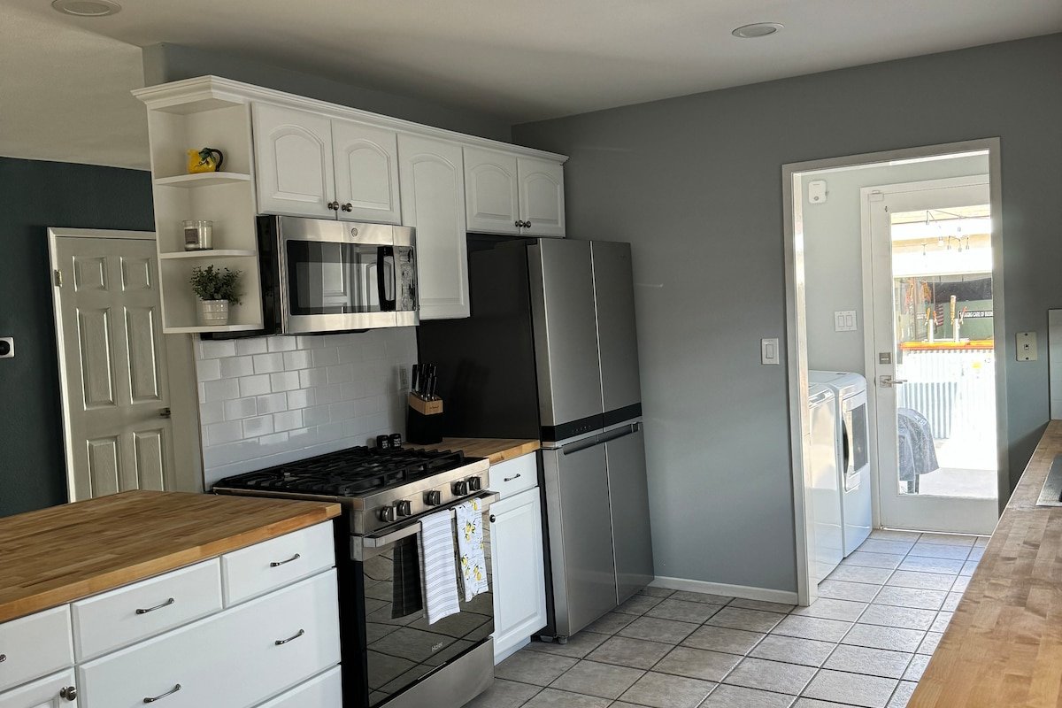 4-bedroom centrally located LA & OC w/hot tub gallery image 4