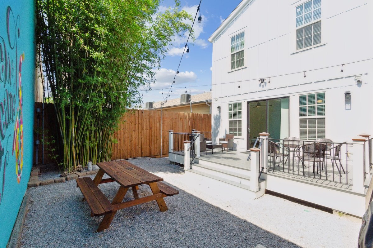 Spacious 5 BR 3.5 bath w private backyard gallery image 4