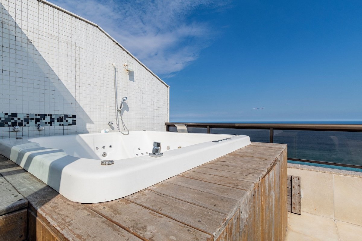 Oceanfront Penthouse with Hot Tub and Suites gallery image 5