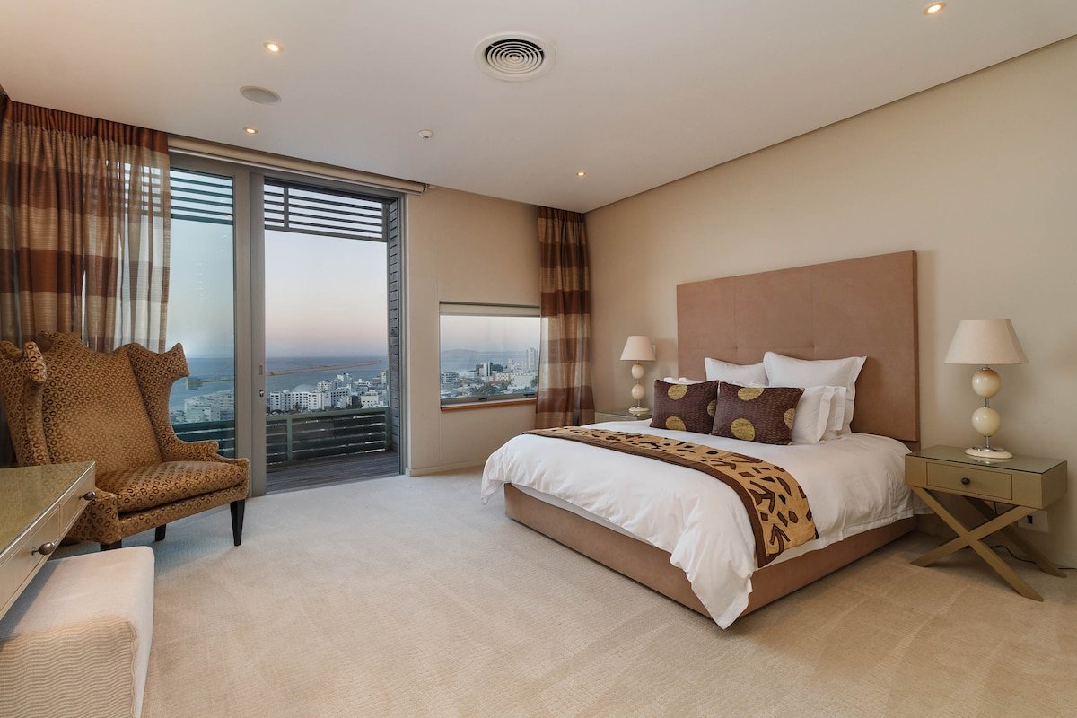 1-7-4 on Kloof, Bantry Bay (heated pool) gallery image 3