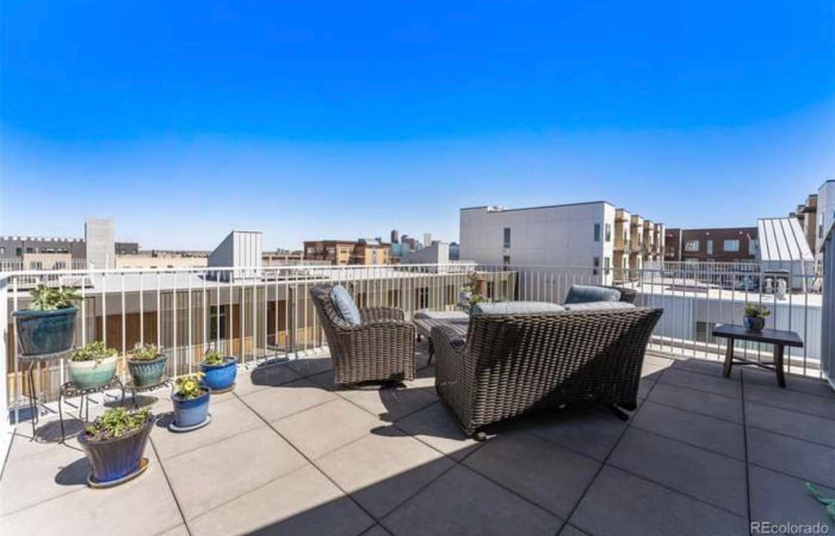 Gorgeous LoHi townhome w/rooftop near all stadiums gallery image 2