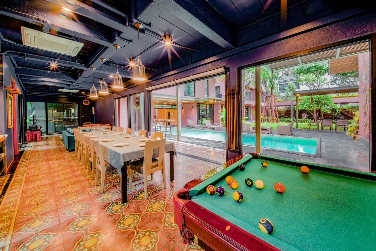 免费接机 市中心皇家园林别墅 2400㎡ 豪华泳池 桑拿房 KTV房 管家服务 Netflix