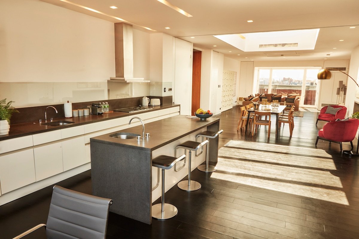 The Penthouse In the Heart of the West End! gallery image 3