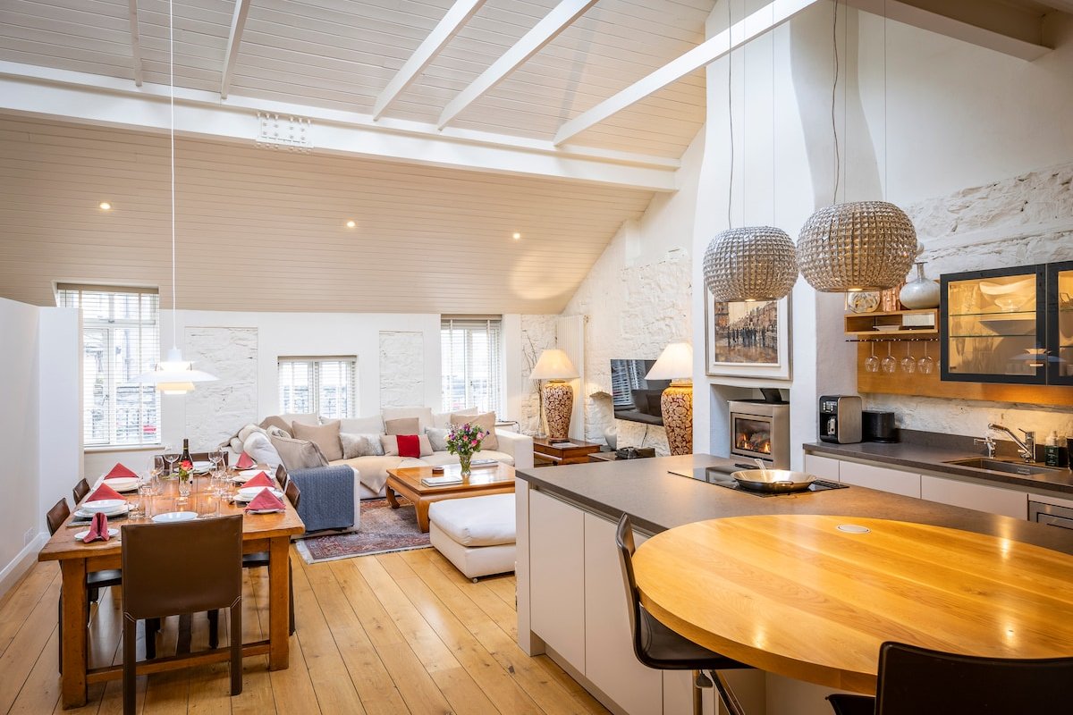 Luxurious three bedroom apartment in Mews building gallery image 2