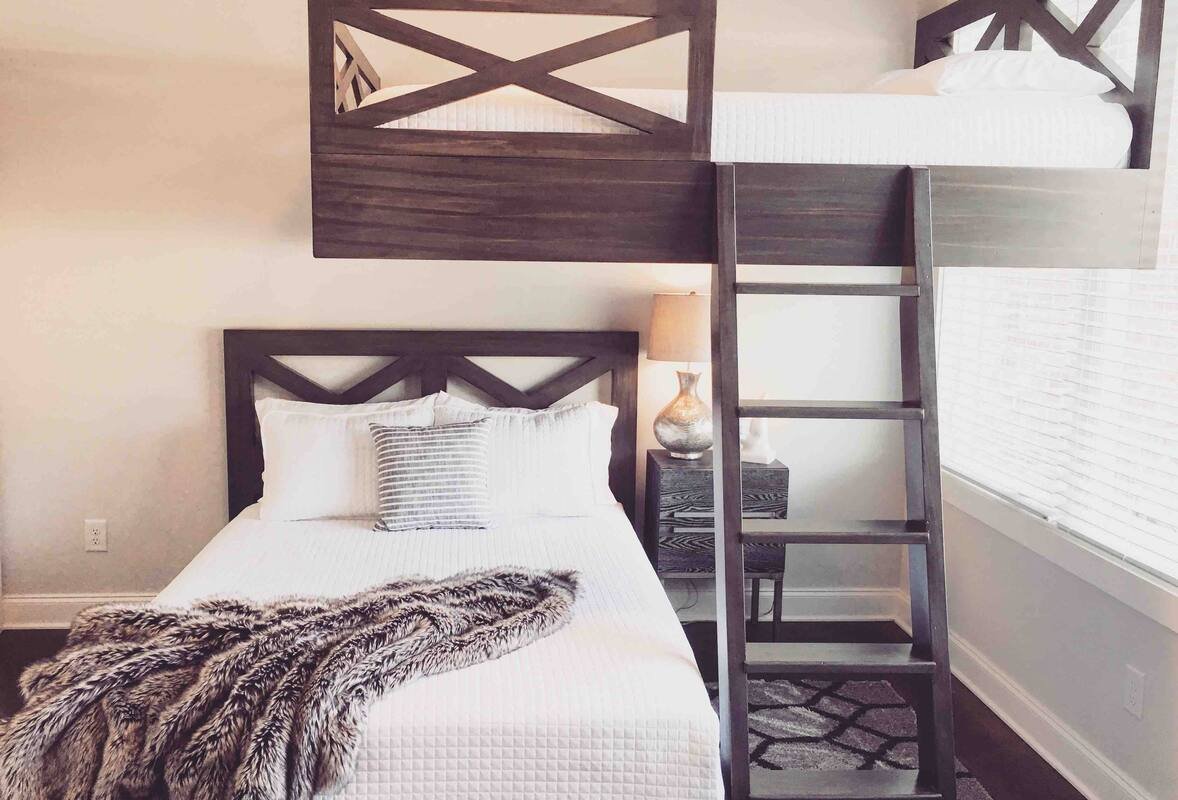 Dreamy Townhome – Cozy Vibe – Mins to Broadway! gallery image 5