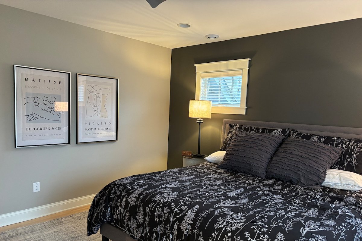 3 Blocks from Lake Harriet! gallery image 3