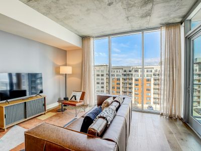 Hip 2BR Lakeview Natiivo Austin 13th-Floor