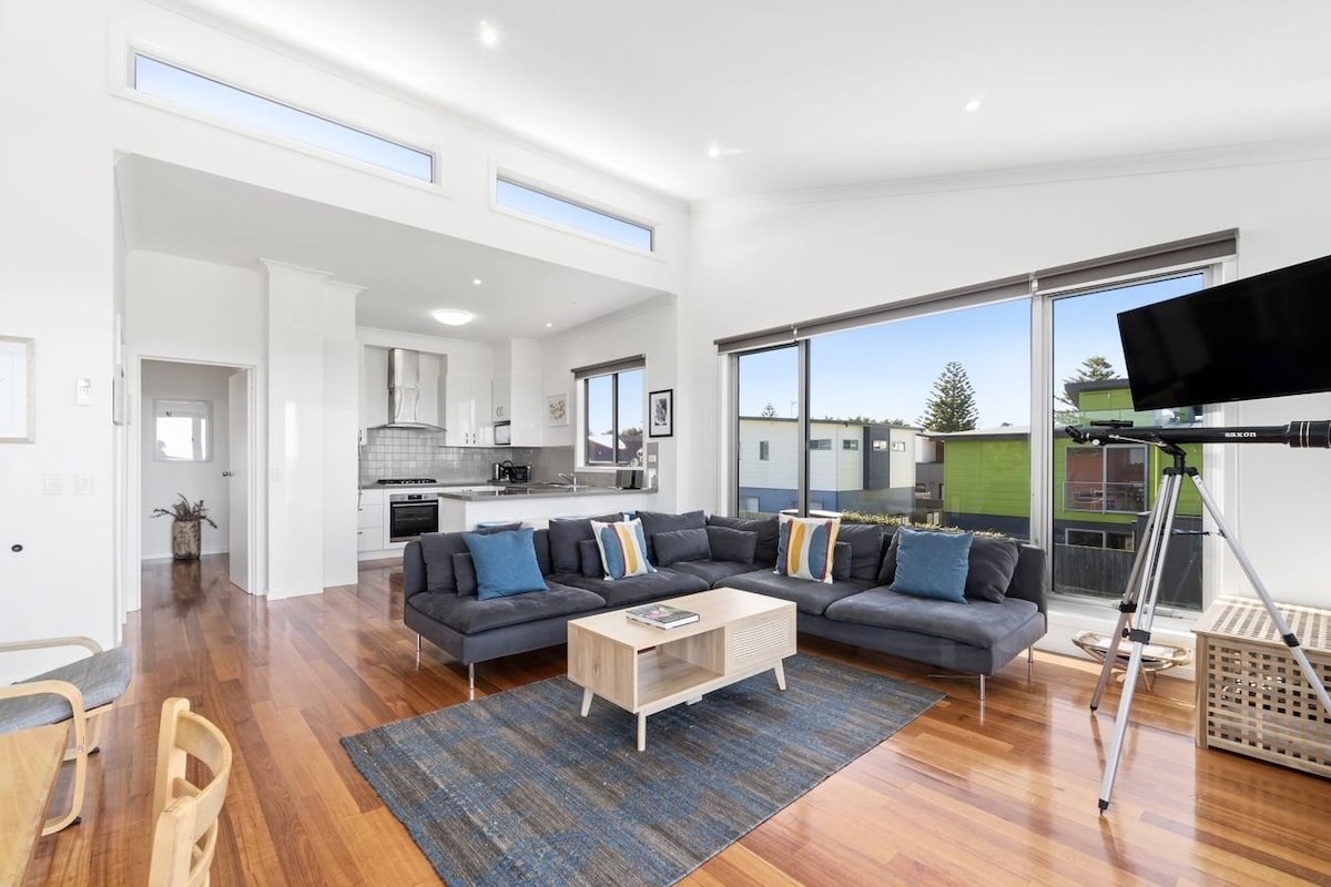 Anchorage – Ocean Side Home *Under New Management* gallery image 2