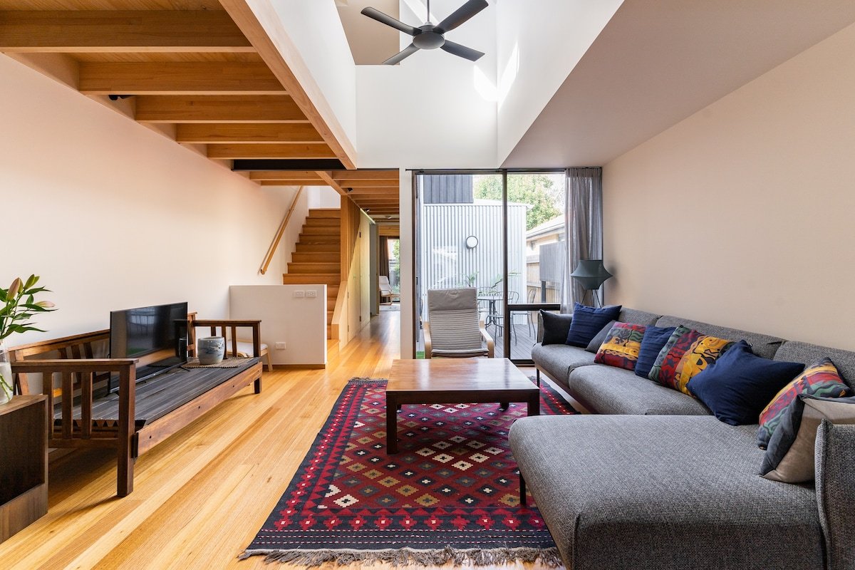 Designer eco home in quiet leafy bayside location gallery image 2