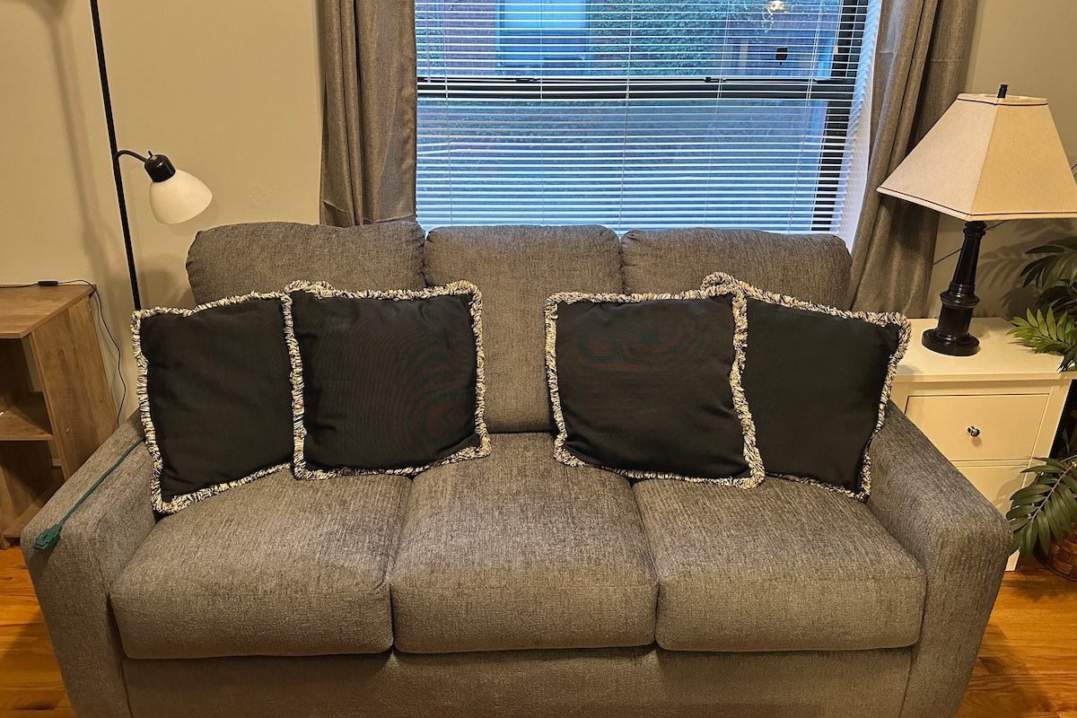 Modern 2BR Lakeview | Walk to Wrigley + Wi-Fi gallery image 5