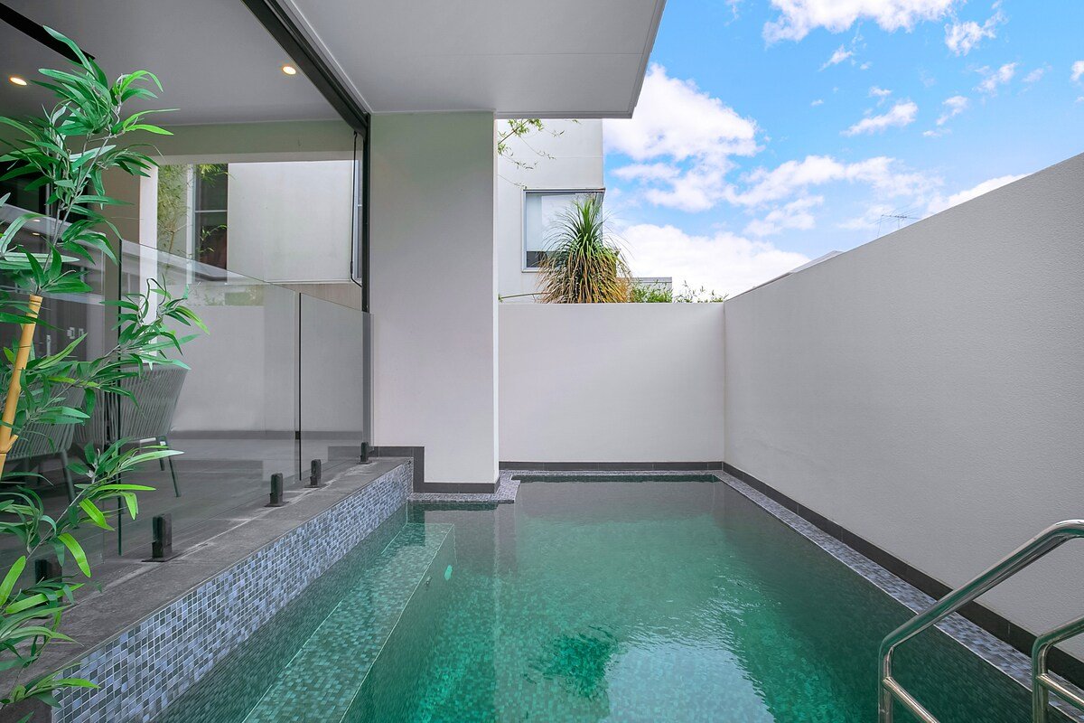 The Stuart: Tri-Level Luxury with Poolside Dining gallery image 3