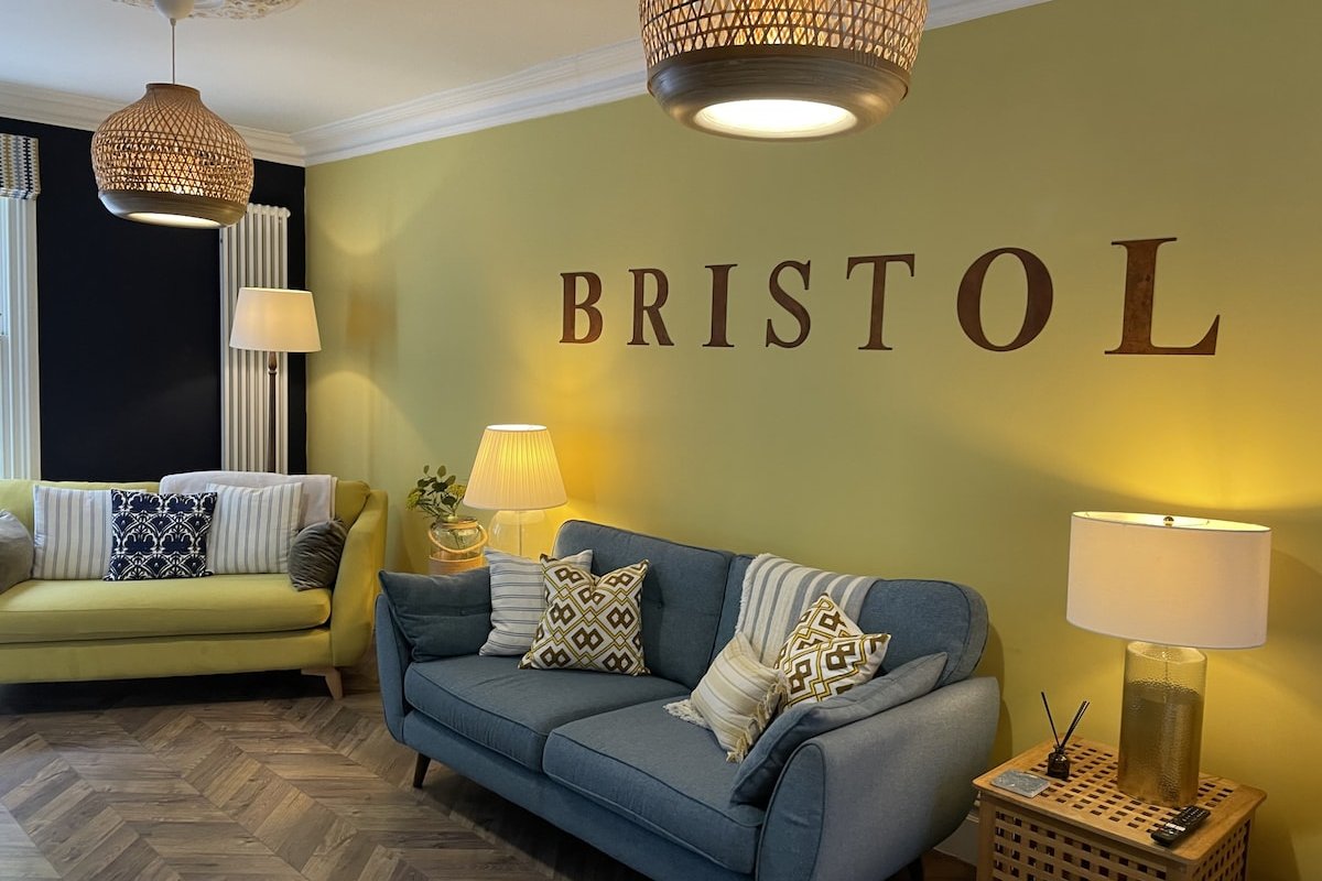 Central Bristol townhouse with harbour views. gallery image 2