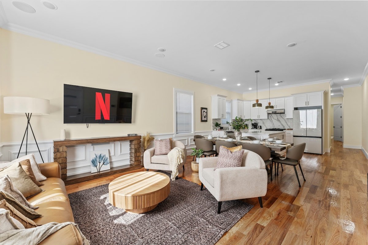 Charming new 4BR 3BA+game room+free parking gallery image 4