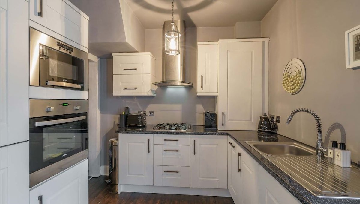 Traditional home near Edinburgh city centre gallery image 5