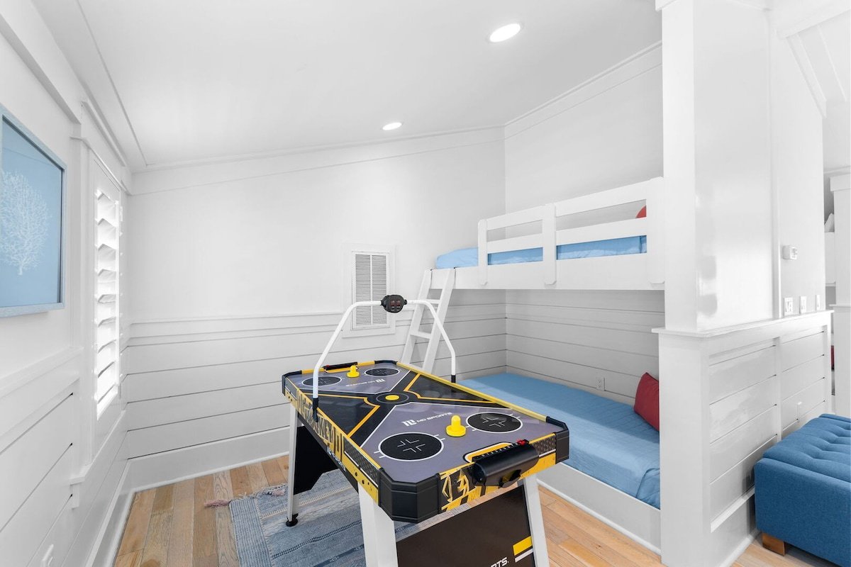 Stunning Watercolor Home Close to Beach or Seaside gallery image 5