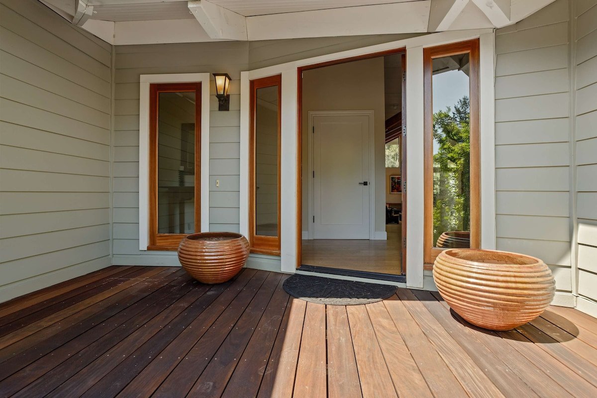 10 Acre Estate with Views, Teahouse, and Picklebal gallery image 3