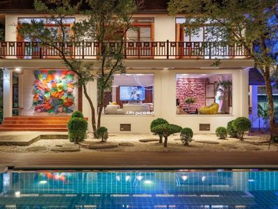 8间卧室超级庄园大别墅，可容纳22人，超大泳池，安静优雅，度假首选。可BBQ（烧烤）