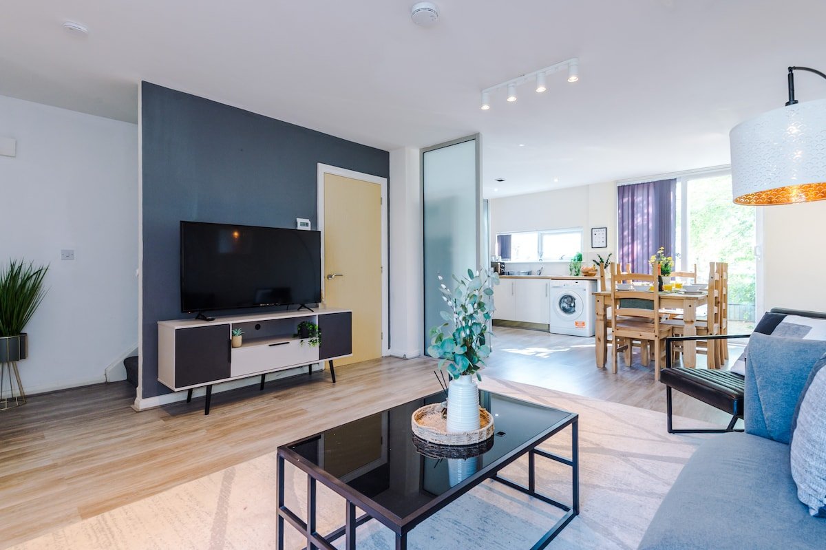 3BR House | Sleeps 6 | Etihad Stad | Free Parking gallery image 2