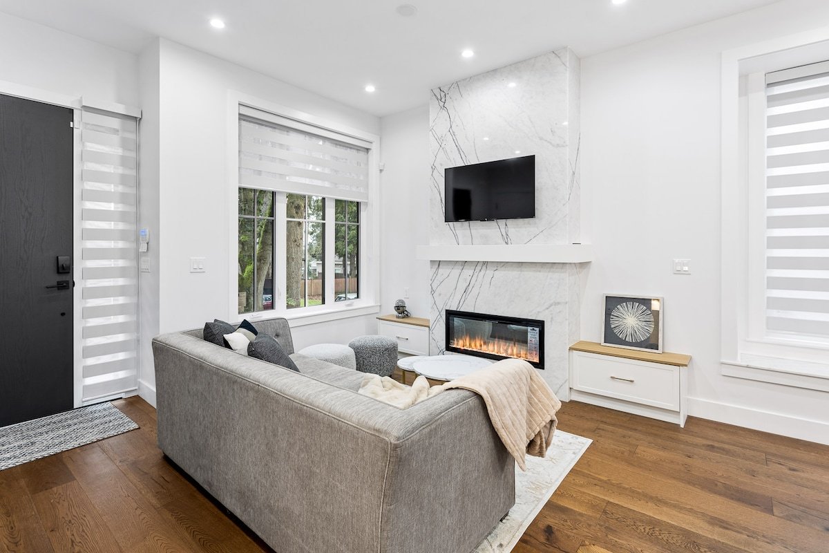 Luxe Marpole Gem: 10 min to YVR/DT, AC & Parking gallery image 4