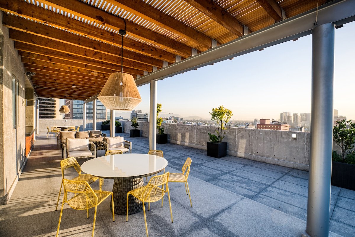 Cool Balcony Apt | GYM+Rooftop w/BBQ Grill & Pool gallery image 4