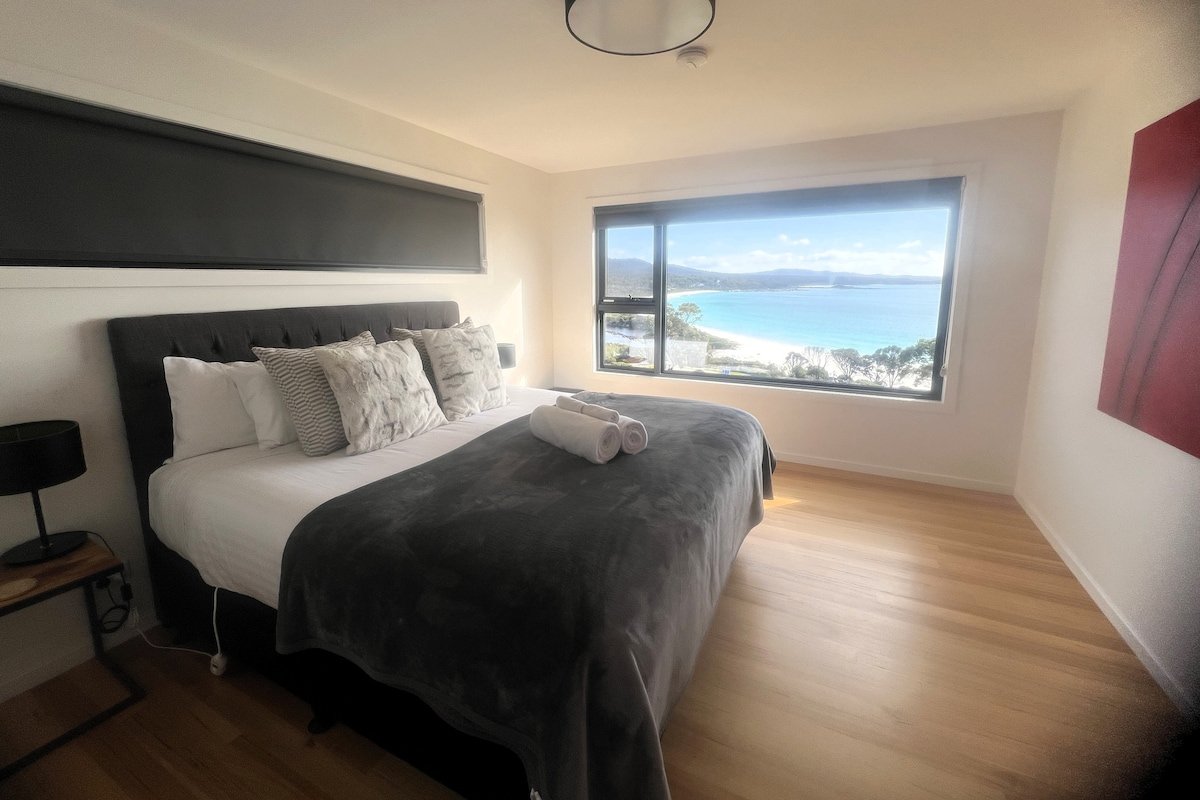 Moonrise Binalong Bay~ Stunning views Bay of Fires gallery image 3