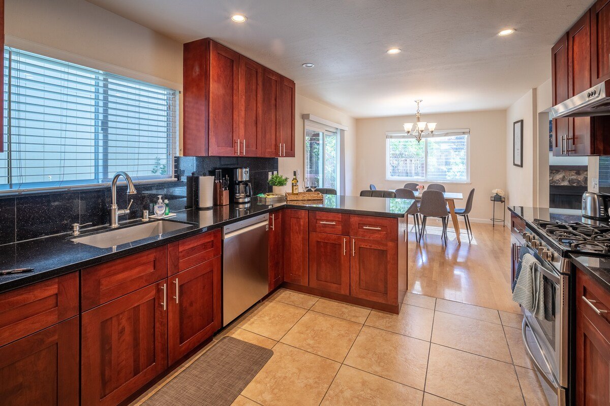 Beautiful & convenient 3 bedroom/2.5 bath home gallery image 5