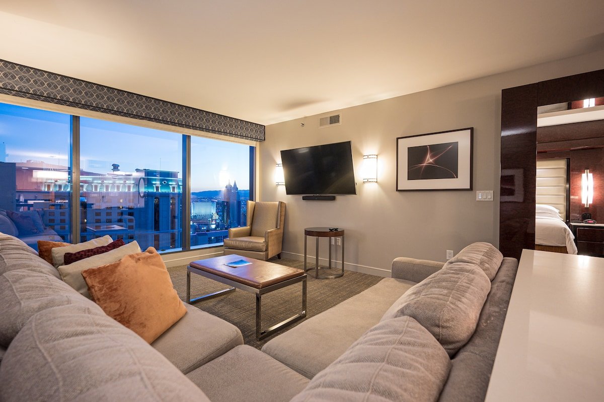 Jacuzzi Suite | Projection TV | Center Strip Area gallery image 5